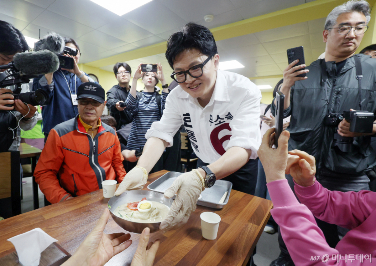 [부산=뉴시스] 김진아 기자 = 제9회 전국동시지방선거 및 국회의원 재·보궐선거의 공식 선거운동이 시작된 21일 한동훈 무소속 부산 북구갑 국회의원 보궐선거 후보가 부산 북구 남산정복지관에서 열린 콩국수 나눔행사에서 콩국수를 나르고 있다. 2026.05.21. bluesoda@newsis.com /사진=김진아