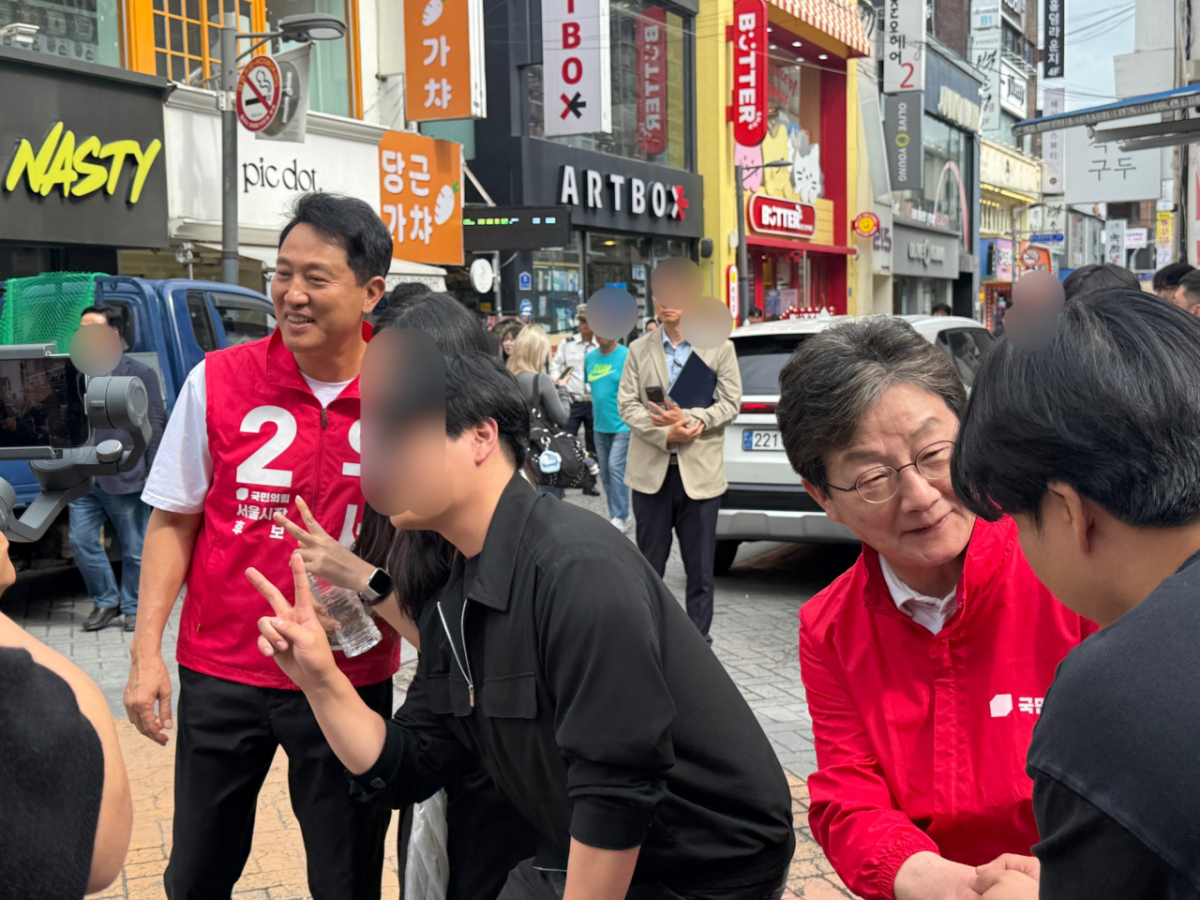 오세훈 국민의힘 서울시장 후보가 서울 성북구 성신여대입구역 인근에서 20대 시민들과 사진을 찍는 모습. /사진=머니투데이.