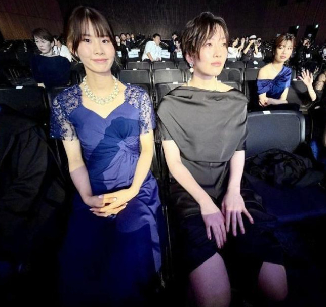 아라키 아야카(오른쪽). /사진=히사미츠 공식 SNS 갈무리