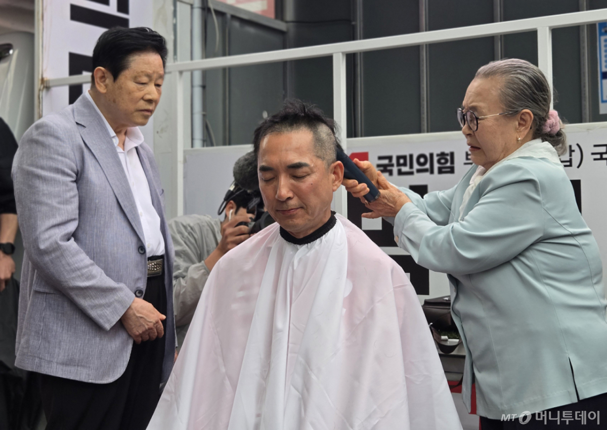 (부산=뉴스1) 손승환 = 박민식 국민의힘 부산 북구갑 국회의원 보궐선거 후보가 공식 선거운동 첫날인 21일 오후 부산 북구 구포시장 인근 쌈지공원에서 열린 출정식에서 삭발을 하고 있다. 2026.5.21/뉴스1 Copyright © 뉴스1. All rights reserved. 무단 전재 및 재배포, AI학습 이용 금지. /사진=(부산=뉴스1) 손승환