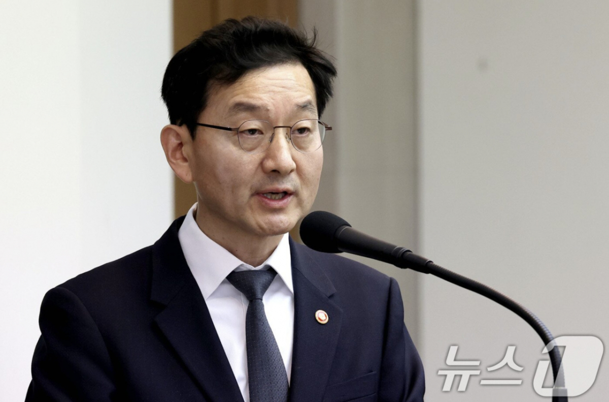 윤창렬 검찰개혁추진단장이 6일 오전 서울 중구 한국프레스센터에서 열린 국민을 위한 형사사법 체계 개선 당정 공동 토론회에서 인사말을 하고 있다. 2026.5.6 ⓒ 뉴스1 이광호 기자
