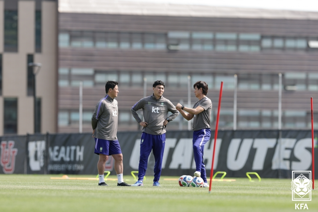 대한민국 축구 국가대표팀 훈련 중 홍명보(오른쪽부터) 감독, 김동진 코치, 김진규 코치. /사진=대한축구협회(KFA) 제공