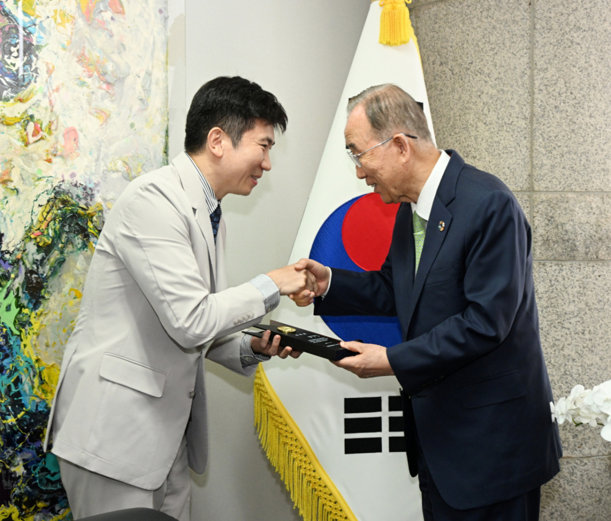 유승민(왼쪽) 대한체육회장과 반기문 전 UN 사무총장. /사진=대한체육회 제공