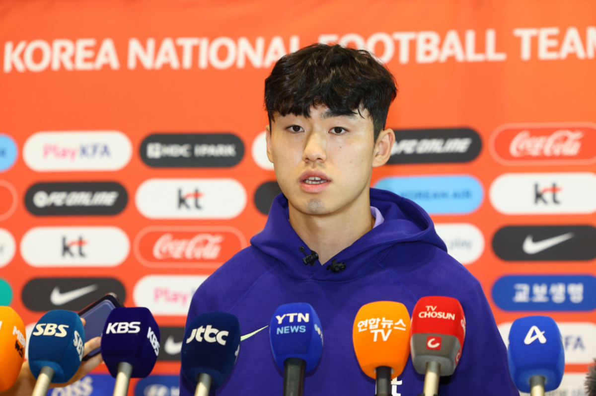 대한민국 축구 국가대표팀을 이끄는 홍명보 감독은 지난 16일 오는 6월 열리는 2026 FIFA 북중미 월드컵에 나설 26명의 최종 명단과 3명의 훈련 파트너를 확정했다. 특히 이 중에는 K리그1 강원 소속 이기혁(사진)이 깜짝 발탁돼 화제를 모았다. /사진=뉴시스