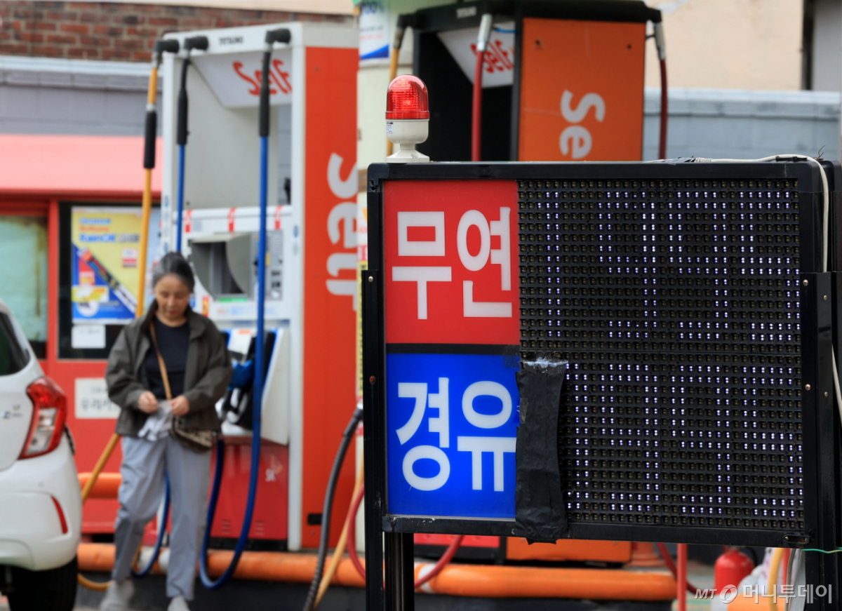 (인천=뉴스1) 이호윤 기자 = 21일 정부가 중동전쟁의 여파에 따른 유류비 부담 완화와 물가 안정을 위해 이달 말 종료 예정인 유류세 인하를 7월말까지 연장 발표했다. 인하 폭은 현행과 동일하게 휘발유 15%, 경유 25% 수준을 유지하기로 했다. 사진은 이날 인천시내의 한 주유소의 모습. 2026.5.21/뉴스1 Copyright © 뉴스1. All rights reserved. 무단 전재 및 재배포, AI학습 이용 금지. /사진=(인천=뉴스1) 이호윤 기자