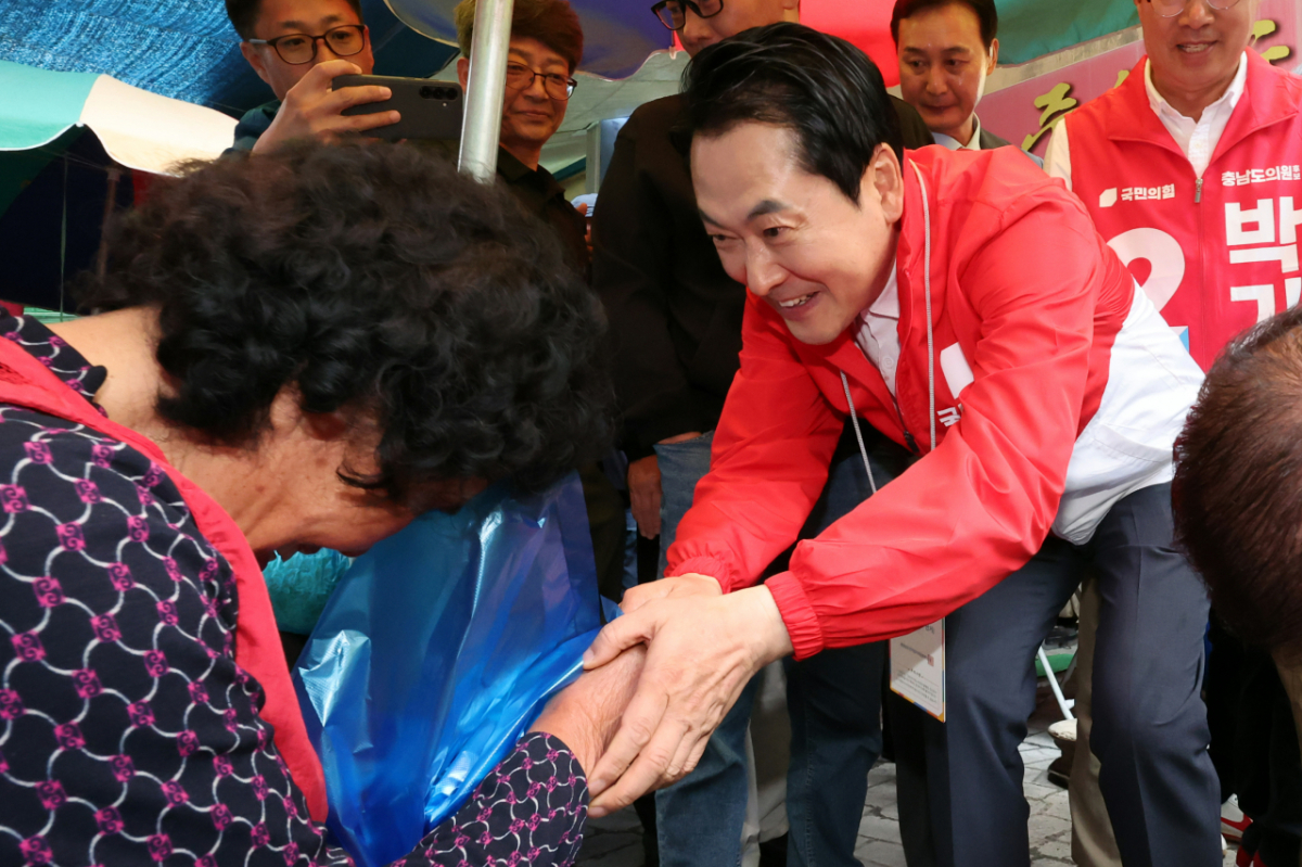 장동혁 국민의힘 대표가 21일 충남 공주 산성시장을 찾아 유권자들에게 지지를 호소하고 있다. /사진=뉴시스