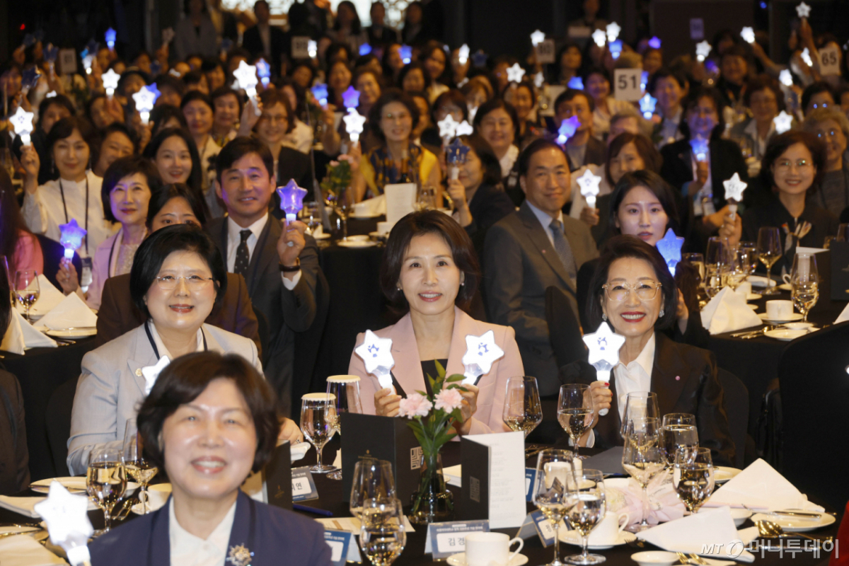 (서울=뉴스1) 이재명 기자 = 김혜경 여사가 21일 서울의 한 호텔에서 열린 숙명 창학 120주년 기념 전야제에서 기념촬영을 하고 있다. (청와대통신사진기자단) 2026.5.21/뉴스1 Copyright © 뉴스1. All rights reserved. 무단 전재 및 재배포, AI학습 이용 금지. /사진=(서울=뉴스1) 이재명 기자