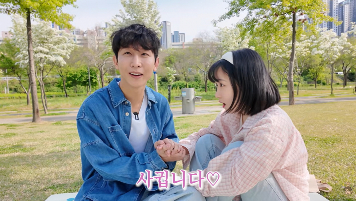 시각장애인 유튜버 원샷한솔(김한솔)이 유튜브 채널 PD 최정민씨와 열애 사실을 밝혔다. /사진=유튜브 채널 '원샷한솔' 갈무리