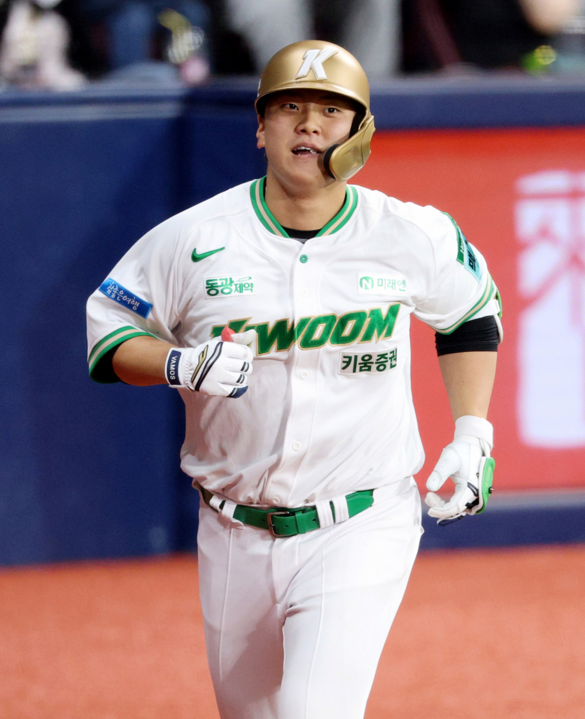 2026 신한 SOL KBO리그 키움 히어로즈 대 SSG 랜더스 경기가 21일 서울 고척스카이돔에서 열렸다. 키움 김건희가 3회말 1사 만루에서 만루 홈런을 날리고 홈인하고 있다. /사진=김진경 kim.jinkyung@