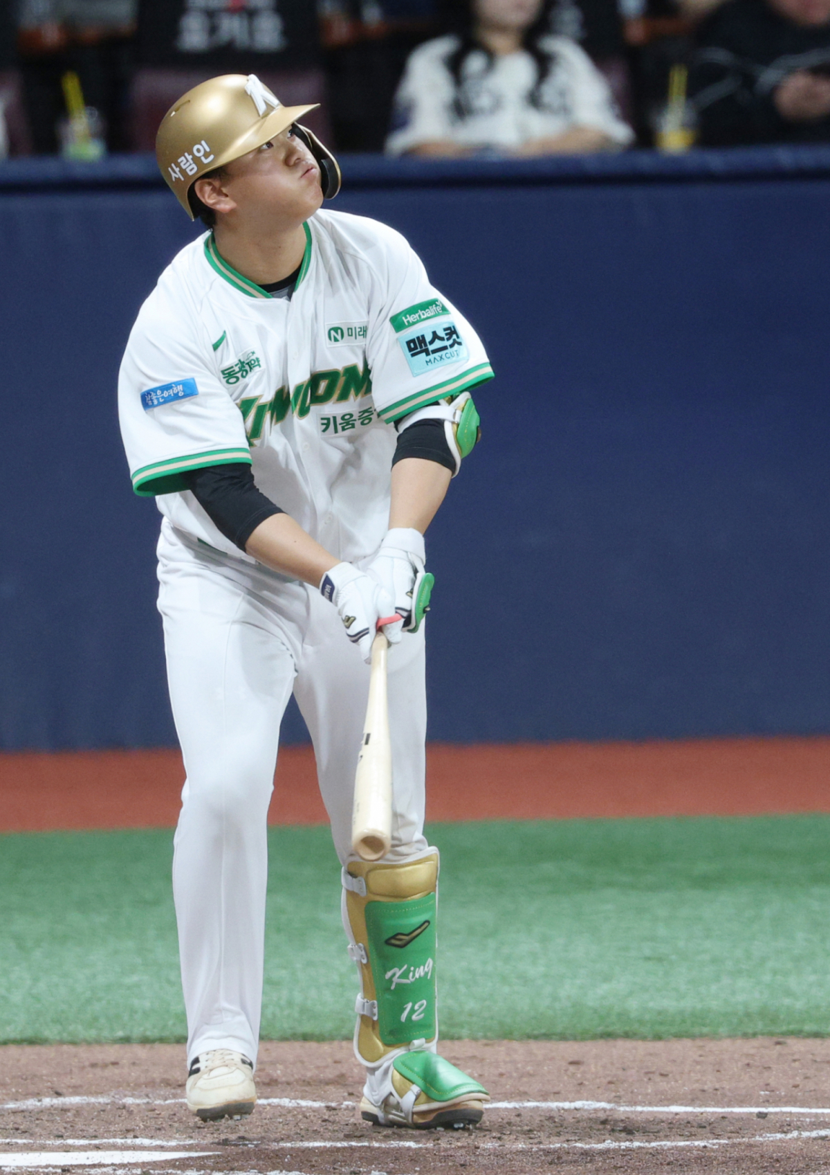 2026 신한 SOL KBO리그 키움 히어로즈 대 SSG 랜더스 경기가 21일 서울 고척스카이돔에서 열렸다. 키움 김건희가 3회말 1사 만루에서 만루 홈런을 날리고 공의 궤적을 확인하고 있다. /사진=김진경 kim.jinkyung@