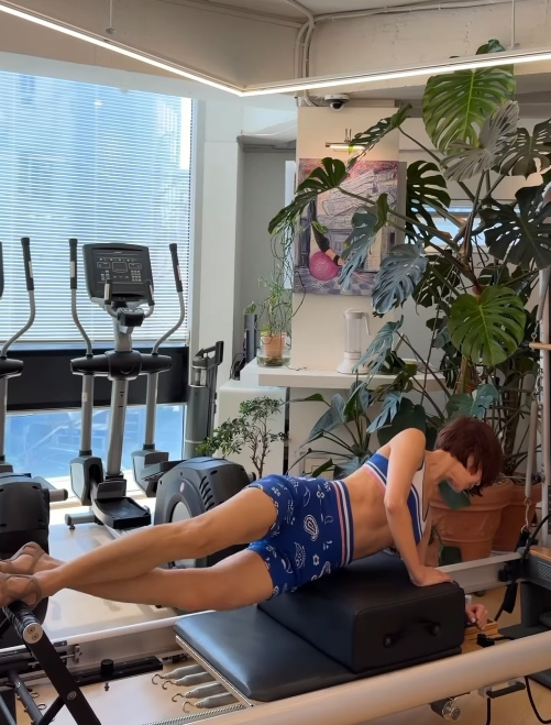 방송인 최은경(53)이 꾸준한 운동과 자기관리로 완성한 탄탄한 복근과 건강미 넘치는 몸매를 공개했다./사진=최은경 인스타그램 갈무리