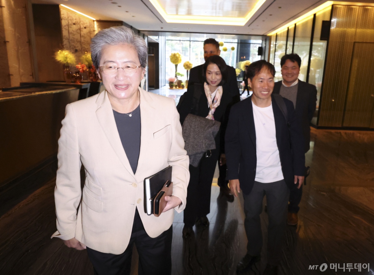 리사 수 AMD 최고경영자(CEO)가 지난 3월19일 한국을 방문, 서울 시내의 한 호텔을 나서고 있다. /사진=뉴시스