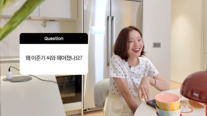 영상에서 문채원은 팬들이 SNS(소셜미디어)에 남긴 질문에 직접 답변하는 시간을 가졌다. 가장 눈길을 끈 건 배우 이준기와 결별에 대한 질문이었다. 한 팬은 "왜 이준기씨와 헤어졌냐"고 물었고, 문채원은 "저는 준기 오빠와 헤어진 적이 없다. 만난 적이 없기 때문"이라며 황당해했다. /사진=문채원 유튜브 채널