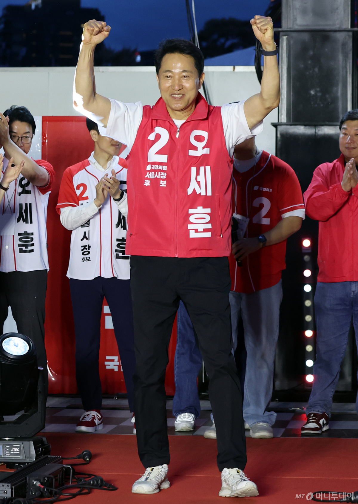 (서울=뉴스1) 김진환 기자 = 오세훈 국민의힘 서울시장 후보가 제9회 전국동시지방선거 공식 선거운동이 시작된 21일 오후 서울 중구 청계광장에서 열린 출정식에서 두 손을 들며 지지자들의 연호에 화답하고 있다. 2026.5.21/뉴스1 Copyright © 뉴스1. All rights reserved. 무단 전재 및 재배포, AI학습 이용 금지. /사진=(서울=뉴스1) 김진환 기자