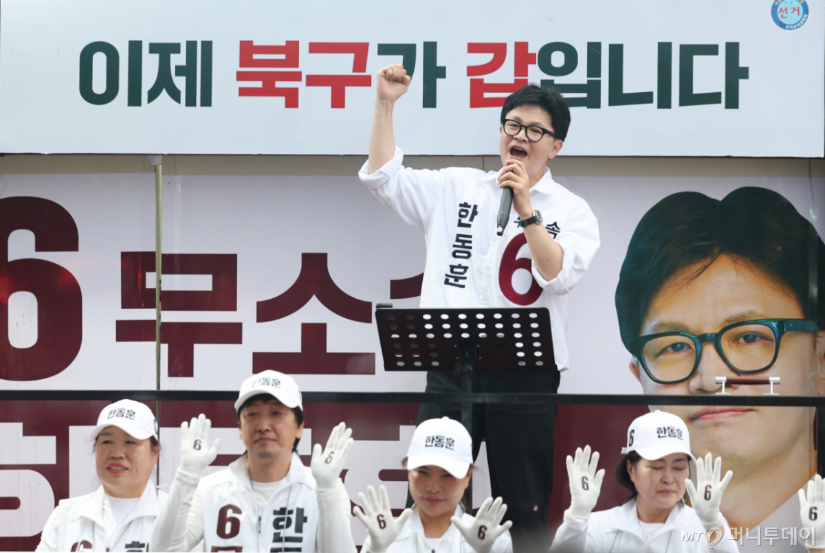 [부산=뉴시스] 김진아 기자 = 제9회 전국동시지방선거 및 국회의원 재·보궐선거의 공식 선거운동이 시작된 21일 한동훈 무소속 부산 북구갑 국회의원 보궐선거 후보가 부산 북구 구포시장 앞에서 열린 출정식에서 지지를 호소하고 있다. 2026.05.21. bluesoda@newsis.com /사진=김진아