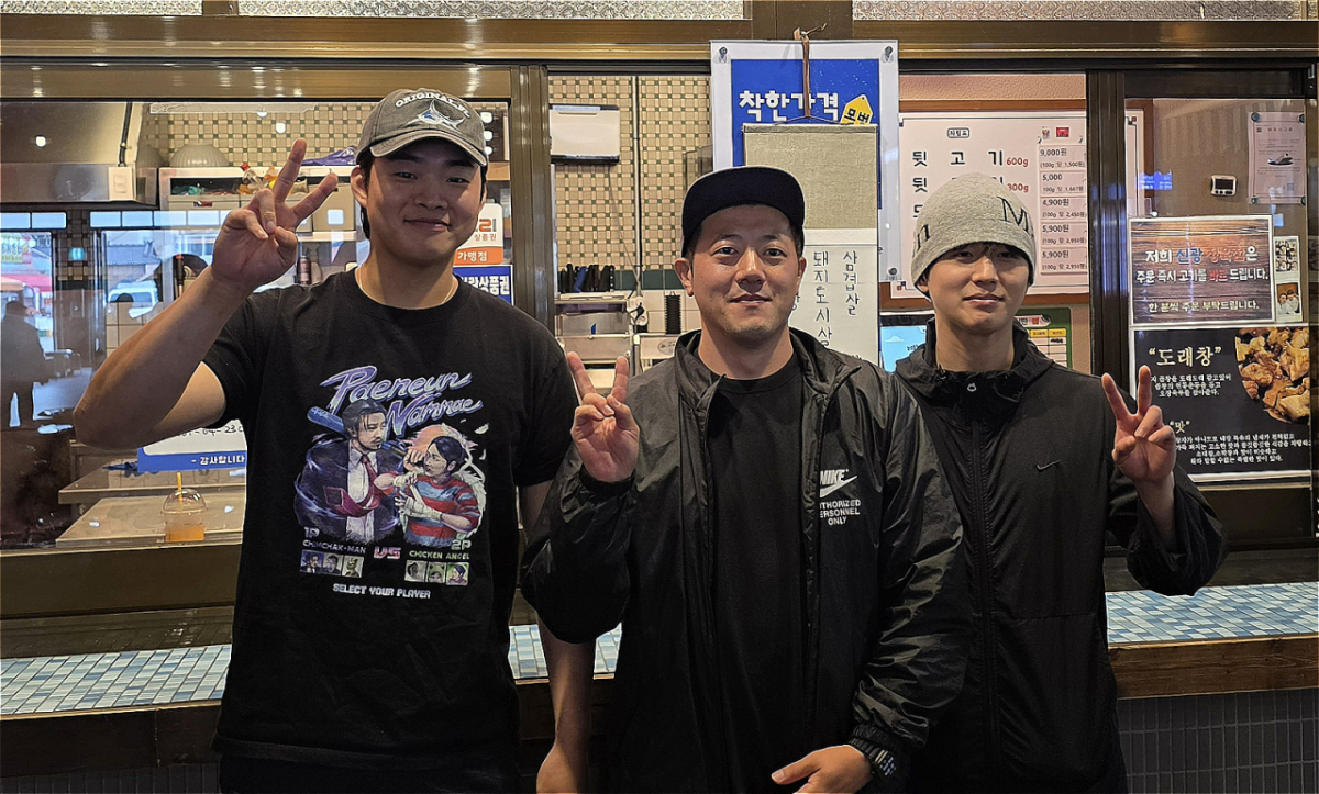 왼쪽부터 양경민,손우성, 김국헌 씨. 각각 한화이글스 야구선수, 특전사 군인, 프로듀스101 아이돌 연습생 출신으로 과거 요리 서바이벌 프로그램 레미제라블에 출연해 순위권에 들면서 백종원 대표와 인연을 맺고 예산시장에서 장사를 하고 있다. /사진=이병권 기자