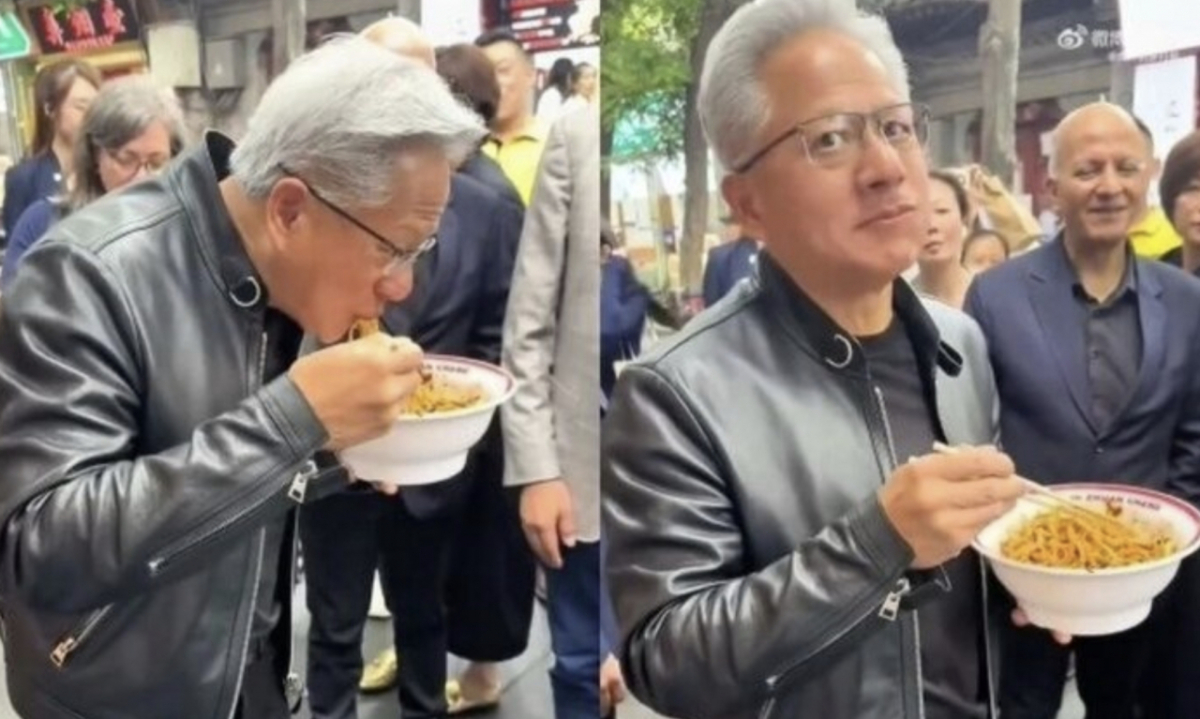 지난 15일(현지시간) 젠슨 황 엔비디아 CEO가 식당 앞에 서서 국수를 먹고 있는 모습/사진=SCMP