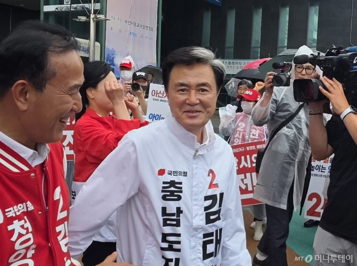 (아산=뉴스1) 이시우 기자 = 21일 충남 아산 온양온천역 광장에서 열린 국민의힘 출정식에서 충남도지사 선거에 출마한 김태흠 후보가 인사말을 하고 있다. 2026.5.21/뉴스1 Copyright © 뉴스1. All rights reserved. 무단 전재 및 재배포, AI학습 이용 금지. /사진=(아산=뉴스1) 이시우 기자