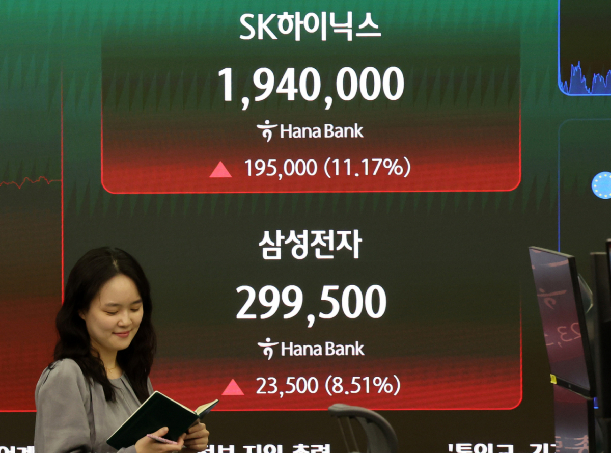 삼성전자 노사 합의 소식에 코스피가 급등한 지난 21일 오후 서울 중구 하나은행 딜링룸 전광판에 SK하이닉스와 삼성전자가 각각 194만 원과 29만9500원을 나타내고 있다. /사진=뉴시스
