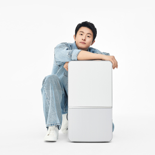 위닉스 브랜드 모델로 발탁된 기안84와 뽀송 인버터 22L /사진제공=위닉스)