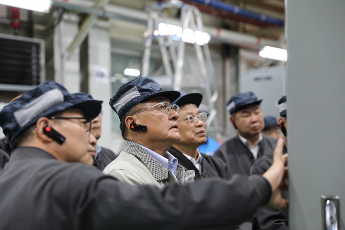 구자균 LS일렉트릭 회장이 최근 청주사업장에서 UL인증 하이엔드 배전반 제품을 직접 확인하고 있다. /사진제공=LS일렉트릭