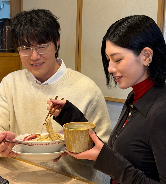 가수 성시경(47·사진 왼쪽)이 17살 연하 일본 배우 미요시 아야카(30·오른쪽)와의 열애설에 대해 해명했다. /사진=성시경 인스타그램