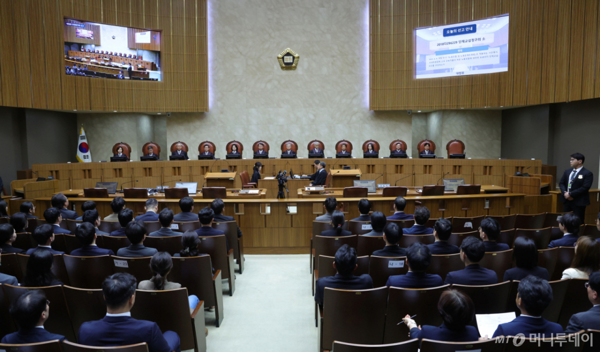 조희대 대법원장을 비롯한 대법관들이 21일 서울 서초구 대법원에서 열린 HD현대중공업 원청 사용자성 쟁점 단체교섭 청구와 두피·서화 문신 시술 관련 무면허 의료행위 등 전원합의체 선고에 참석하고 있다. / 사진=뉴시스