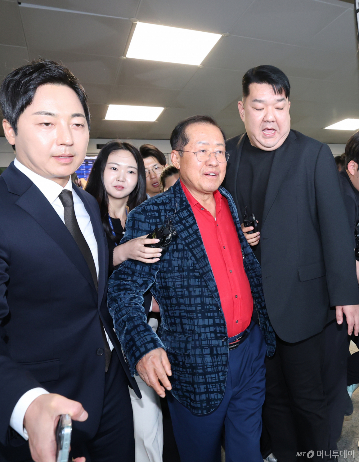 (인천공항=뉴스1) 권현진 기자 = 국민의힘 대선 경선에서 탈락한 뒤 정계 은퇴를 선언하고 하와이로 떠났던 홍준표 전 대구시장이 17일 인천국제공항을 통해 귀국하고 있다. 2025.6.17/뉴스1 Copyright © 뉴스1. All rights reserved. 무단 전재 및 재배포, AI학습 이용 금지. /사진=(인천공항=뉴스1) 권현진 기자