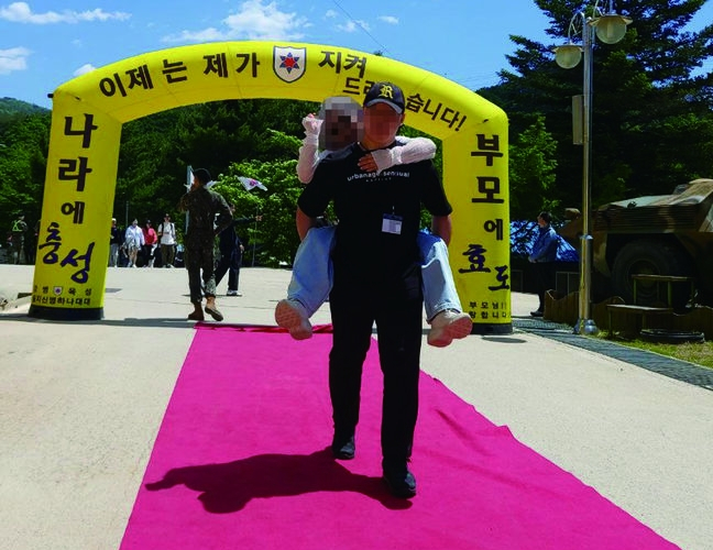 숨진 박 훈련병과 모친 /사진=군인권센터 제공 (뉴시스) 