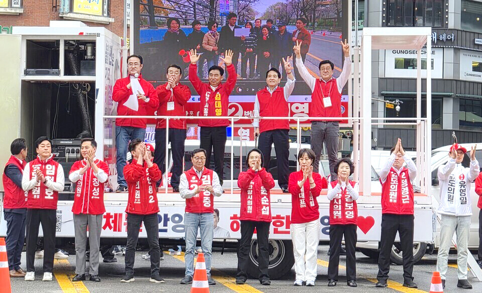 김대영 후보가 지난 21일 안양역에서 출정식을 열고 지지를 호소했다./사진제공=김 후보 선거캠프 