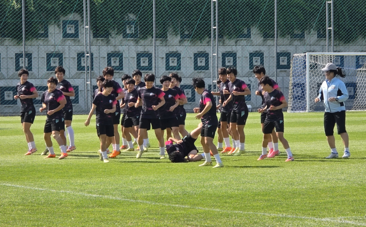 북한 내고향 축구단 선수들이 22일 수원월드컵경기장 보조경기장에서 훈련을 진행했다. 러닝 도중 한 선수가 넘어지자 선수들이 웃고 있다. /사진=김명석 기자