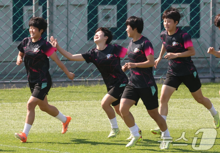 2025-2026 아시아축구연맹(AFC) 여자챔피언스리그(AWCL) 결승전 북한 내고향여자축구단과 도쿄 베르디 벨레자의 경기를 하루 앞둔 22일 경기 수원시 팔달구 수원월드컵경기장 보조경기장에서 열린 공개 훈련에서 북한 내고향여자축구단 선수들이 훈련을 하고 있다. /사진=뉴스1
