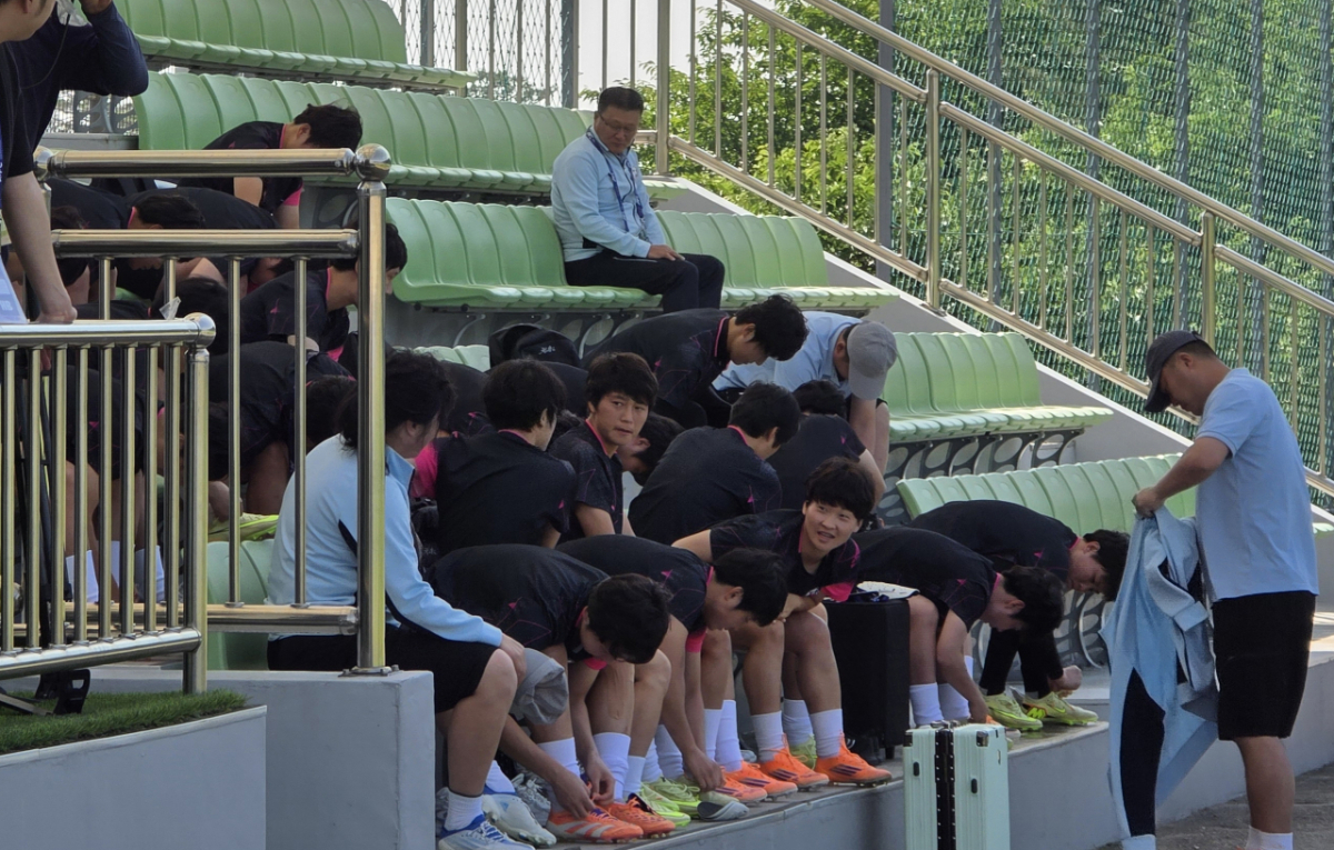 2025-2026 아시아축구연맹(AFC) 여자챔피언스리그(AWCL) 결승전 북한 내고향여자축구단과 도쿄 베르디 벨레자의 경기를 하루 앞둔 22일 경기 수원시 팔달구 수원월드컵경기장 보조경기장에서 열린 공개 훈련에서 훈련 준비 중인 북한 내고향여자축구단 선수들. /사진=김명석 기자