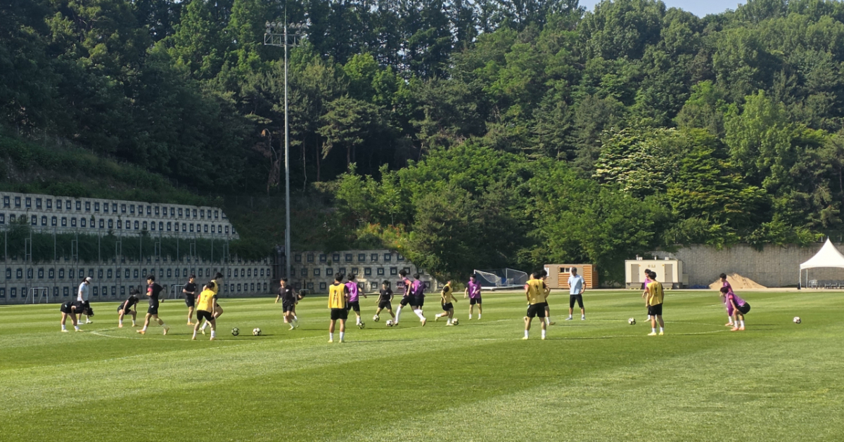 2025-2026 아시아축구연맹(AFC) 여자챔피언스리그(AWCL) 결승전 북한 내고향여자축구단과 도쿄 베르디 벨레자의 경기를 하루 앞둔 22일 경기 수원시 팔달구 수원월드컵경기장 보조경기장에서 열린 공개 훈련에서 북한 내고향여자축구단 선수들이 훈련을 하고 있다. /사진=김명석 기자