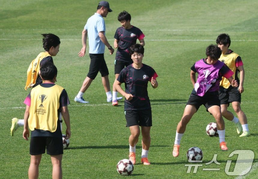 2025-2026 아시아축구연맹(AFC) 여자챔피언스리그(AWCL) 결승전 북한 내고향여자축구단과 도쿄 베르디 벨레자의 경기를 하루 앞둔 22일 경기 수원시 팔달구 수원월드컵경기장 보조경기장에서 열린 공개 훈련에서 북한 내고향여자축구단 선수들이 훈련을 하고 있다. /사진=뉴스1
