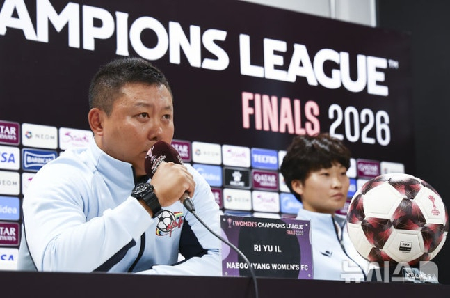 리유일(왼쪽) 내고향여자축구단 감독이 22일 수원종합운동장에서 2025~26시즌 아시아축구연맹(AFC) 여자 챔피언스리그(AWCL) 결승전을 하루 앞두고 열린 공식 기자회견에서 취재진 질문에 답변하고 있다. /사진=뉴시스