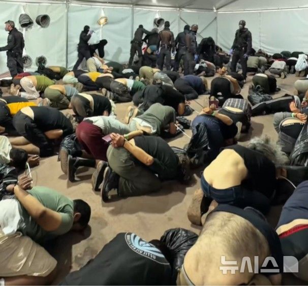 벤 그비르 이스라엘 국가안보장관이 자신의 X(옛 트위터)에 이스라엘이 나포한 활동가를 구금하고 있는 아스돗 항구를 찾아가 이들을 조롱하는 영상을 공개했다./사진 = 벤그비르 장관 X 갈무리