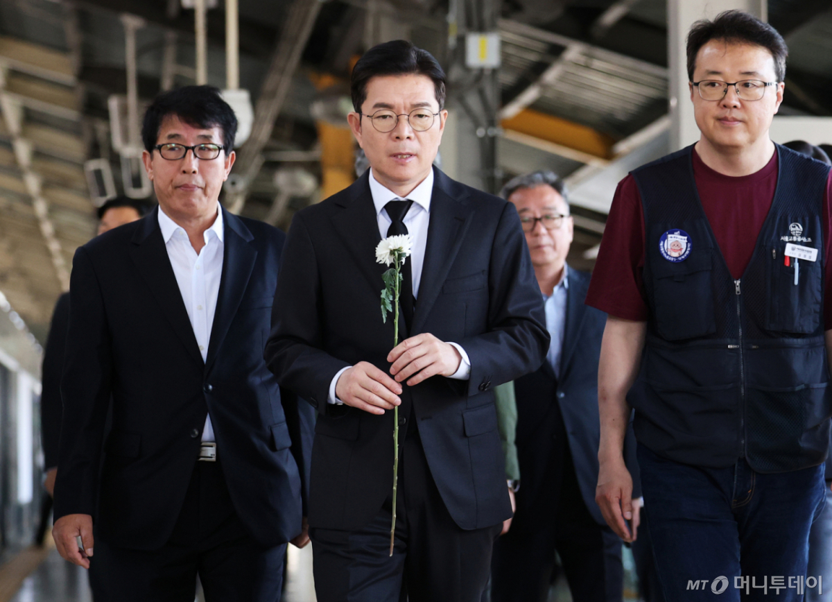 (서울=뉴스1) 오대일 기자 = 정원오 더불어민주당 서울시장 후보가 22일 서울 광진구 지하철 2호선 구의역에서 열린 구의역 참사 10주기 추모문화제에 앞서 9-4 승강장 스크린도어 참사 현장에 헌화를 하고 있다. 2026.5.22/뉴스1 Copyright © 뉴스1. All rights reserved. 무단 전재 및 재배포, AI학습 이용 금지. /사진=(서울=뉴스1) 오대일 기자