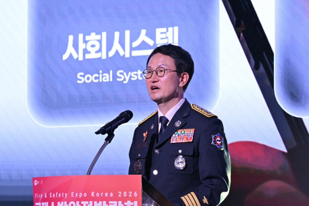 김승룡 소방청장이 지난 21일 ‘2026 국제소방안전박람회’에서 ‘AI 과학기술로 생명을 살리는 소방 대전환’ 비전 제시하고 있다. /사진제공=소방청