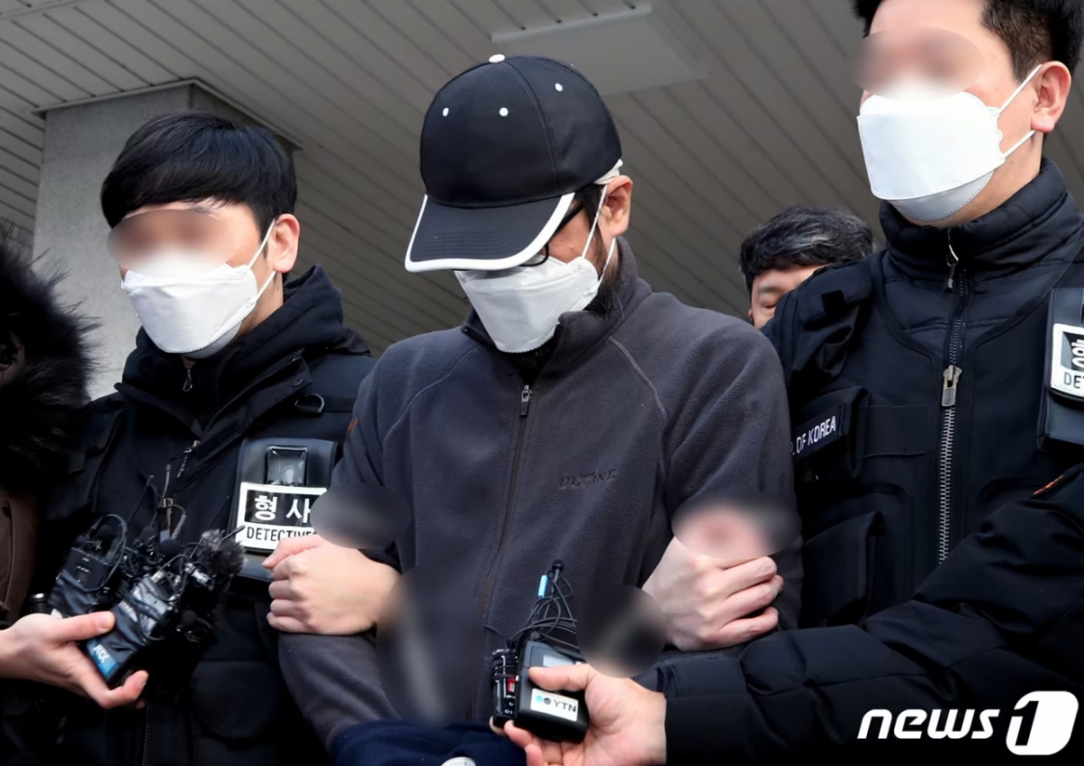 2021년 11월 15일 인천 남동구의 한 빌라에서 층간 소음으로 갈등을 빚던 이웃 일가족 3명에게 흉기를 휘두른 A씨(당시 49세)의 모습. /사진=뉴스1