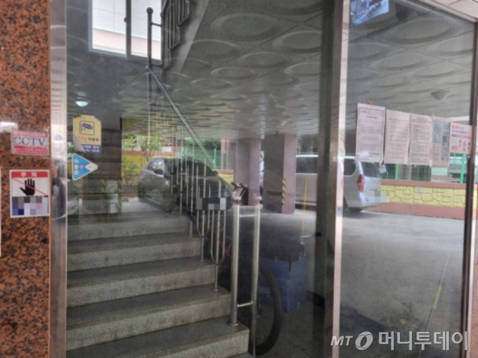 2021년 11월 15일 '인천 층간소음 흉기 난동 사건'이 발생한 인천 남동구의 빌라 공동현관문./사진=머니투데이 사진DB