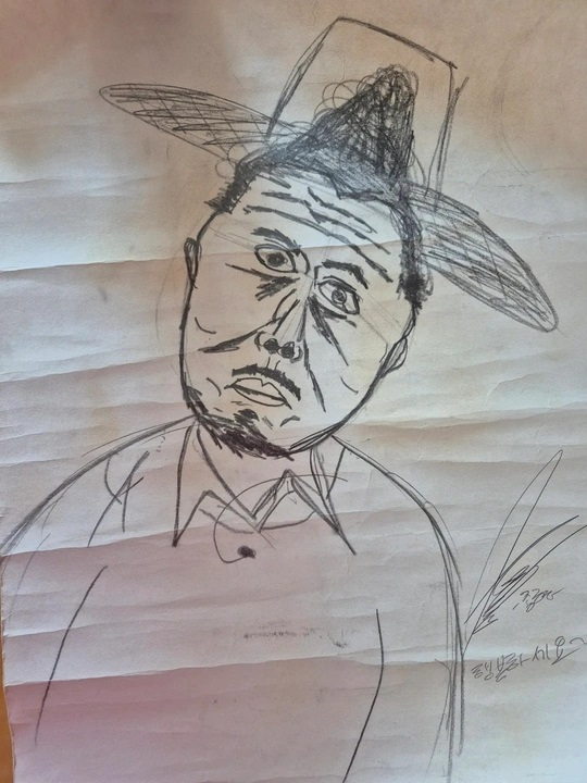 그림 판매자는 "구김·하자 있다. 방송국에서 보내준 지관통 담겨있는 그대로 드린다"며 "당시 방송 이벤트 당첨을 통해 직접 수령했다. 인쇄물이 아닌 종현이 도화지에 그리고 사인을 남긴 세상에 단 하나뿐인 희귀품"이라고 설명했다. 그는 "하단에 종현 친필 사인이 선명하게 포함돼 있다. 사진에서 보시는 것처럼 세월에 따른 종이 구김이 있다"고 했다./사진=당근