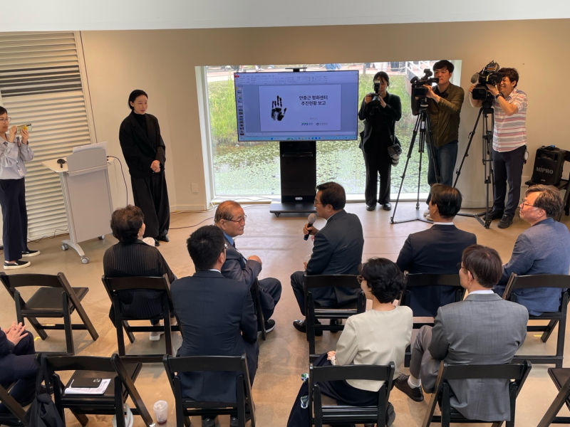 김동연 경기도지사(가운데 오른쪽)가 파주시 임진각 평화누리 '안중근 평화센터' 조성 현장에서 발언을 하고 있다./사진제공=경기관광공사