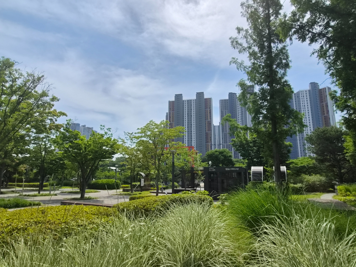 포항 철길숲 안에 있는 도서관. 시청 도서관에서 책 대여 후 이 곳에 반납할 수 있다/사진=권다희 기자 