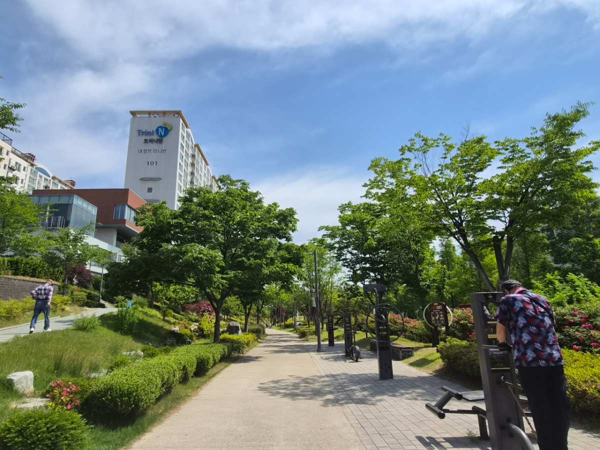 철길숲 일부 구간에서 운동시설을 이용하고 있는 포항 시민/사진=권다희 기자 