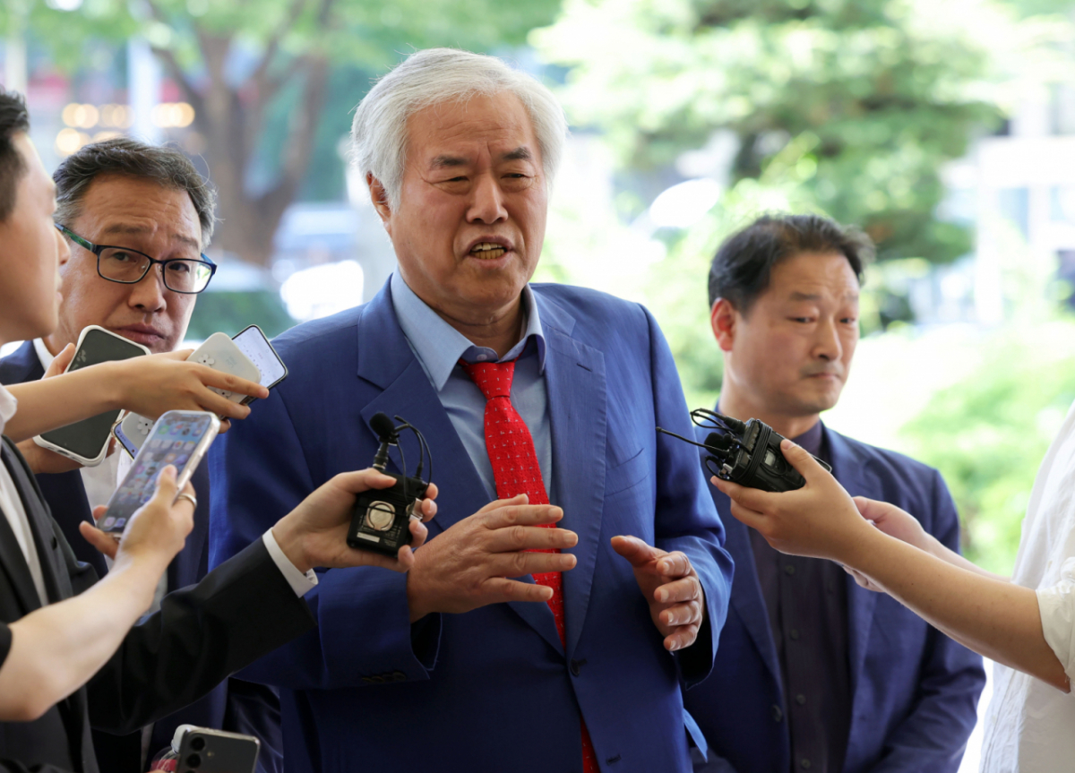 '서울서부지법 난동 사태'의 배후로 지목돼 구속됐다가 보석으로 석방된 전광훈 사랑제일교회 목사가 22일 오후 서울 마포구 서울서부지방법원에서 열리는 특수건조물침입교사·특수공무집행방해교사 혐의 관련 3차 공판기일에 출석하며 취재진 질문에 답하고 있다. /사진=뉴시스.