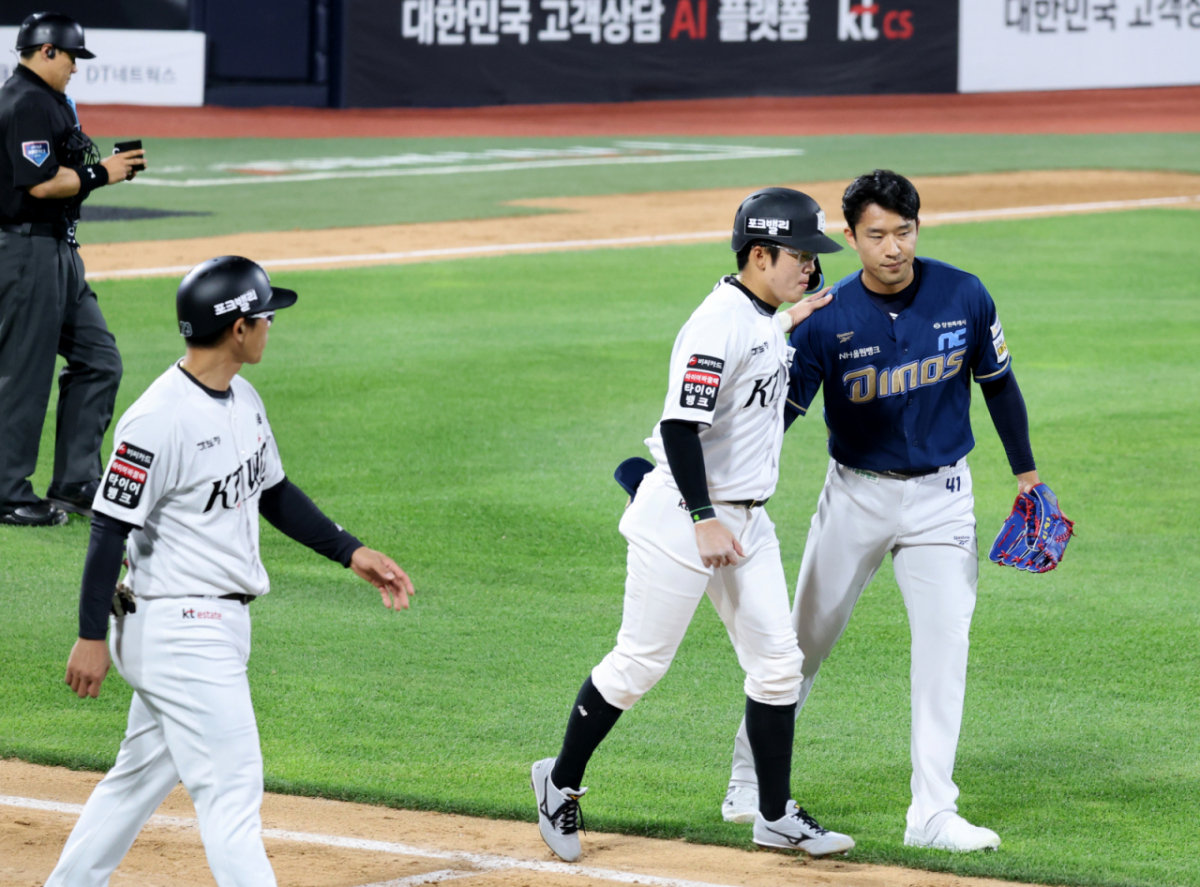 NC 우완불펜 류진욱이 22일 수원KT위즈파크에서 열리는 2026KBO리그 KT위즈와 NC다이노스 경기 7회말 1사 2,3루에서 허경민의 등을 맞춘 후 미안함을 전하고 있다. 2026.0.22. /사진=강영조 선임기자
