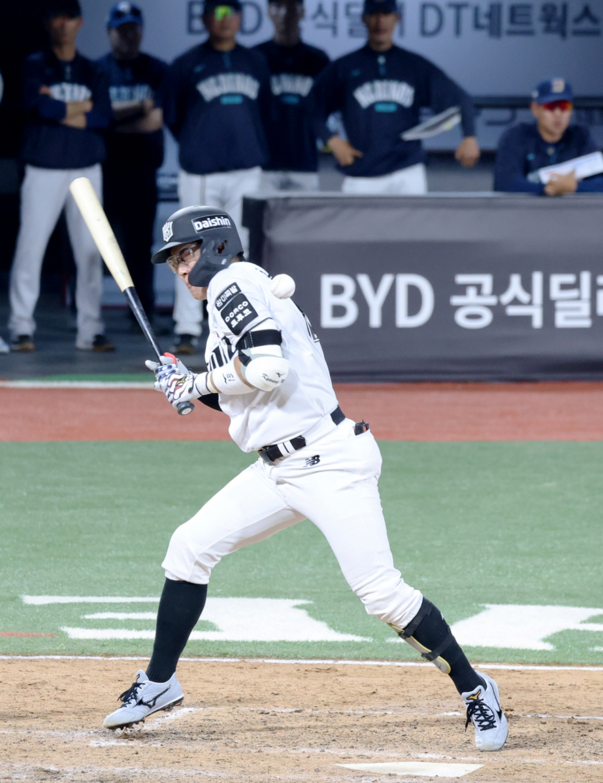 NC 우완불펜 류진욱이 22일 수원KT위즈파크에서 열리는 2026KBO리그 KT위즈와 NC다이노스 경기 7회말 1사 2,3루에서 허경민의 등을 맞춘 후 미안함을 전하고 있다. 2026.0.22. '아프겠다' /사진=강영조 선임기자