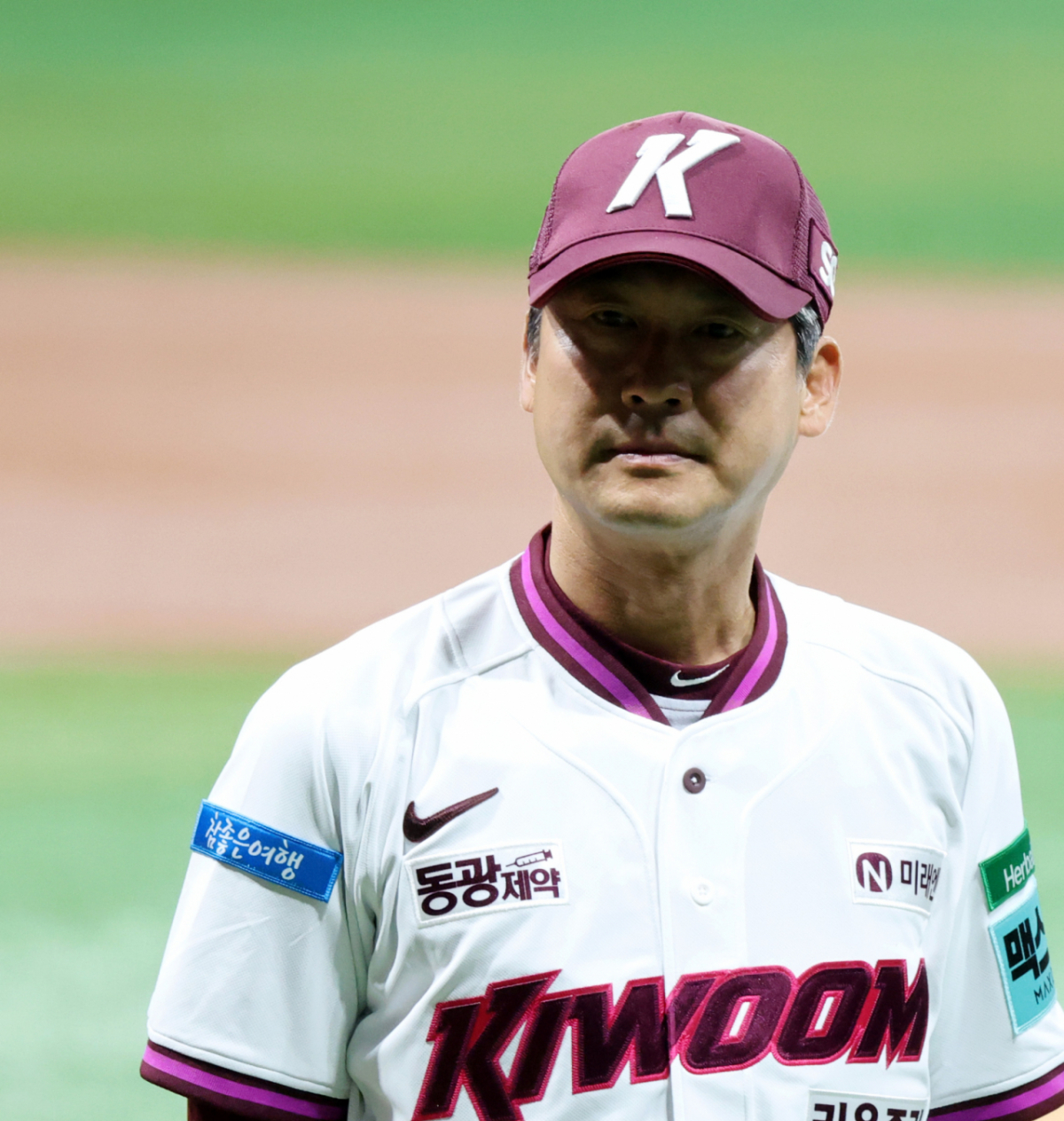 LG 염경엽 감독과 키움 설종진 감독이 4일 여척스카이돔에서 열린 2026KBO리그 키움히어로즈와 LG트윈스 경기를 앞두고 고척개막식에 참석해 악수를 나누고 있 다. 2026.04.03. /사진=강영조 cameratalks@