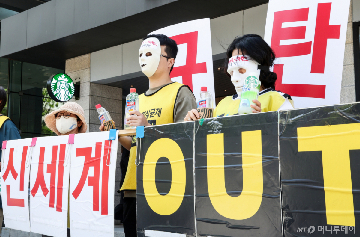 (서울=뉴스1) 임지훈 인턴기자 = 환경보건시민센터, 서울환경연합, AMRC 등 시민단체 회원들이 22일 오후 서울 종로구 세종대로 스타벅스 광화문점 앞에서 정용진 신세계그룹 회장과 스타벅스 미국본사 전 CEO의 가습기살균제참사 관련 규탄 기자회견을 하고 있다.  이날 단체는 신세계 스타벅스의 5·18 민주화운동 관련 마케팅 논란과 신세계 이마트의 가습기살균제 판매 문제를 규탄하고, 가습기살균제 참사에 대한 책임 이행과 피해자 배상을 촉구하며 소비자 생명과 안전 보호를 위한 기업의 사회적 책임 강화와 제도 개선을 요구했다. 2026.5.22/뉴스1  Copyright © 뉴스1. All rights reserved. 무단 전재 및 재배포,  AI학습 이용 금지. /사진=(서울=뉴스1) 임지훈 인턴기자